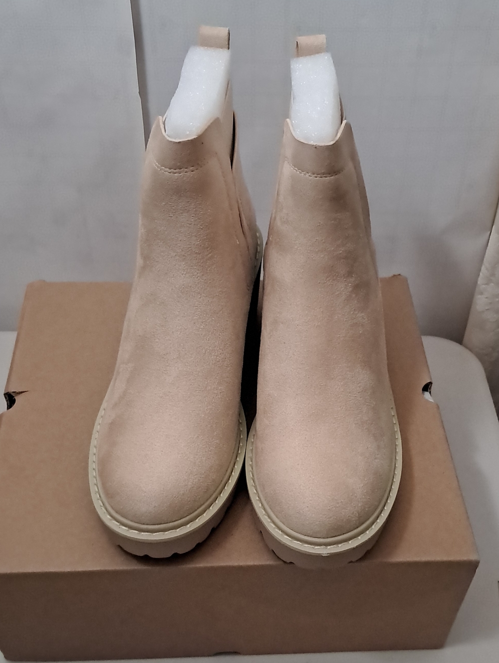 Trish Lucia Women’s Size 7.5 Chelsea Platform Boots in Beige